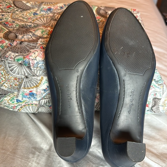 Easy Spirit Navy Leather Rounded Toe Pumps. 1.75” Heel. Size 8 - Picture 2 of 10